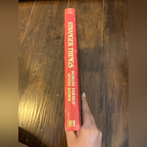 Stranger Things Offical Book - Picture 3 of 3